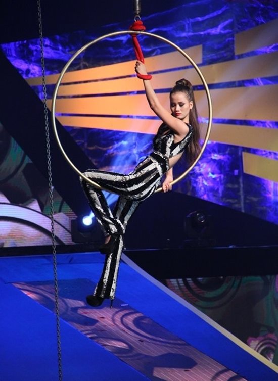 Quán quân Next Top Việt lộ ngực vẫn bình thản trên sàn diễn